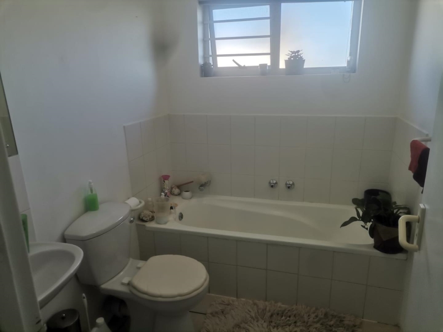 To Let 3 Bedroom Property for Rent in Loevenstein Western Cape